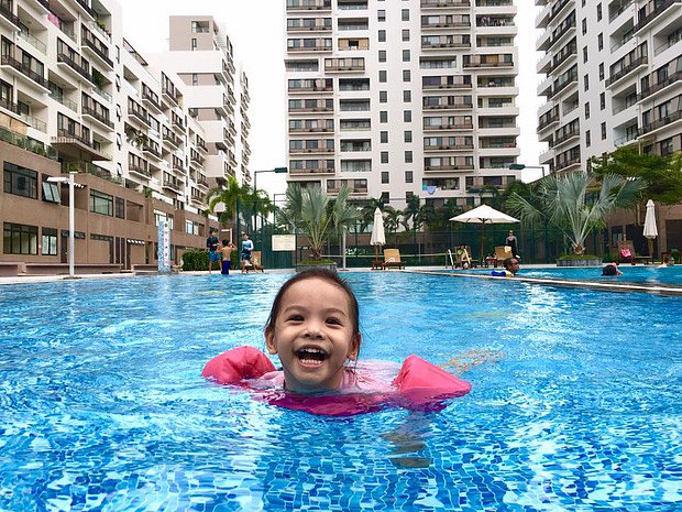 Dưới căn chung cư có bể bơi khá rộng rãi mà bé Tuệ Lâm thường được bố mẹ đưa tới vui chơi.