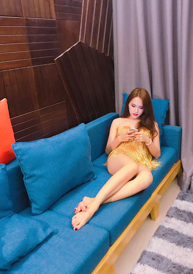 Ghế sofa dài màu xanh rất bắt mắt là nơi Hương Giang thường xuyên ngồi nghỉ, thư giãn mỗi khi rảnh rỗi hay chờ tới giờ đi làm.