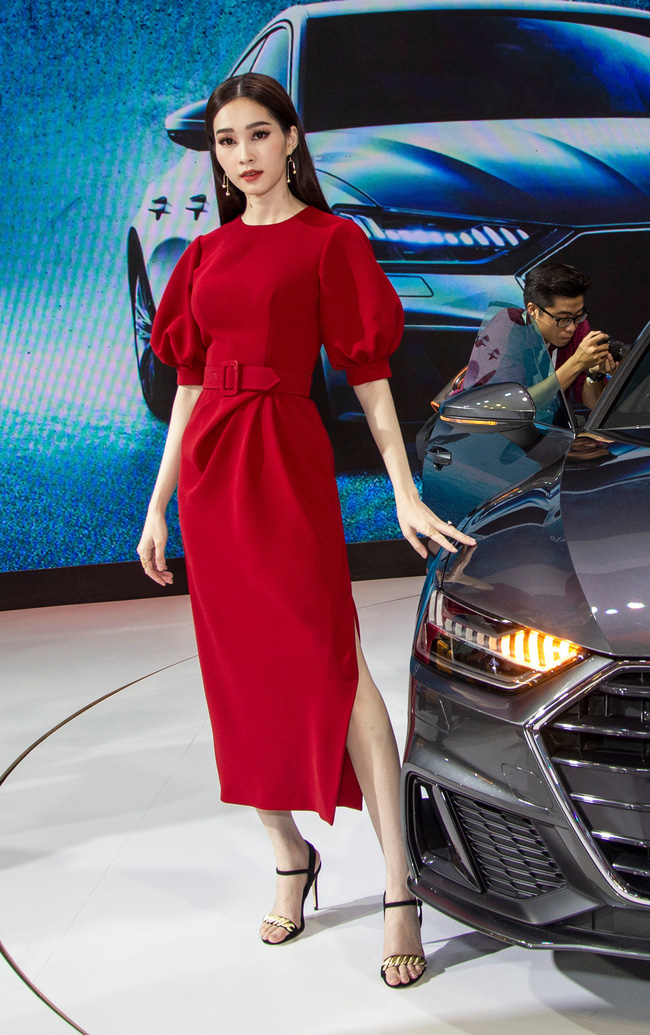 Diện váy đỏ kín đáo nhưng không kém phần thanh lịch, Hoa hậu Đặng Thu Thảo trở thành tâm điểm của sự kiện. Sau khi lên chức mẹ, Hoa hậu Việt Nam 2014 ngày càng đẹp mặn mà.