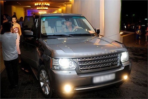 Người đẹp từng gây choáng khi xuất hiện cùng chiếc Range Rover có giá gần 6 tỉ.