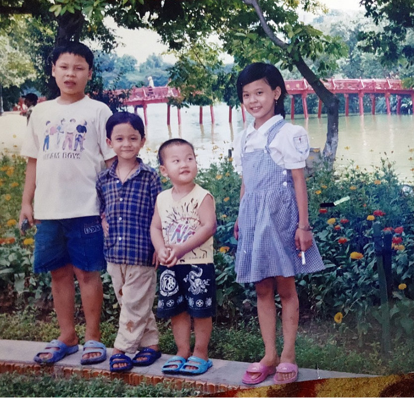 Hình ảnh của Thu Trang khi còn nhỏ ( ngoài cùng bên tay phải)