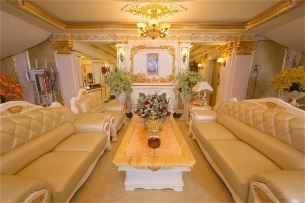 Cô cho đặt rất nhiều sofa trong phòng khách để đón tiếp cùng lúc nhiều bạn bè. Nhà có thang máy để chủ nhân tiết kiệm thời gian đi lại.