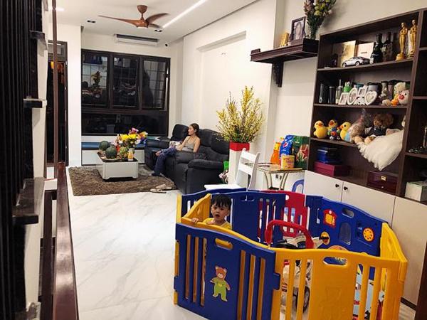 Căn nhà mới với mặt tiền sang trọng gia đình nữ diễn viên chuyển đến từ đầu năm nay.