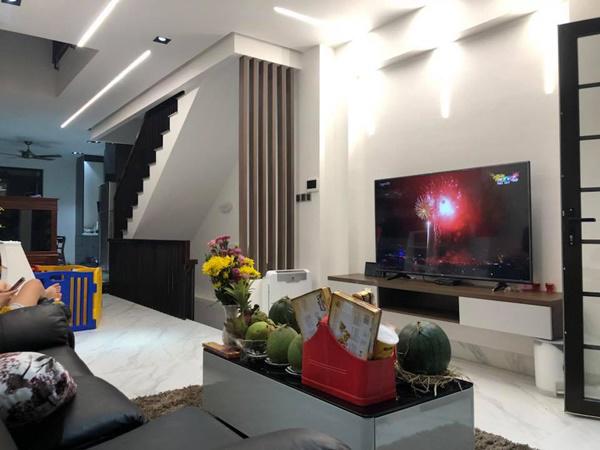 Căn nhà được vợ chồng Thanh Bình - Ngọc Lan lựa chọn với tông chính là màu trắng - nâu.