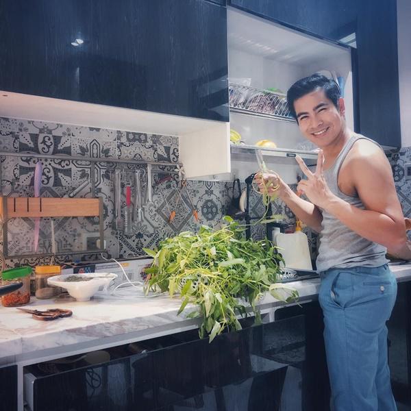 Nam diễn viên Thanh Bình khoe mâm cơm của gia đình với hơn nửa số món ăn đều được chế biến từ rau. Điều này khiến nhiều người hâm mộ thắc mắc không hiểu vì sao gia đình nghệ sĩ lại ăn uống đạm bạc như thế.