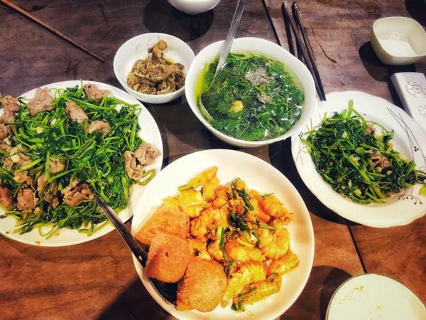 Bữa cơm đặc biệt với 5 món có tới 3/5 là... rau muống.