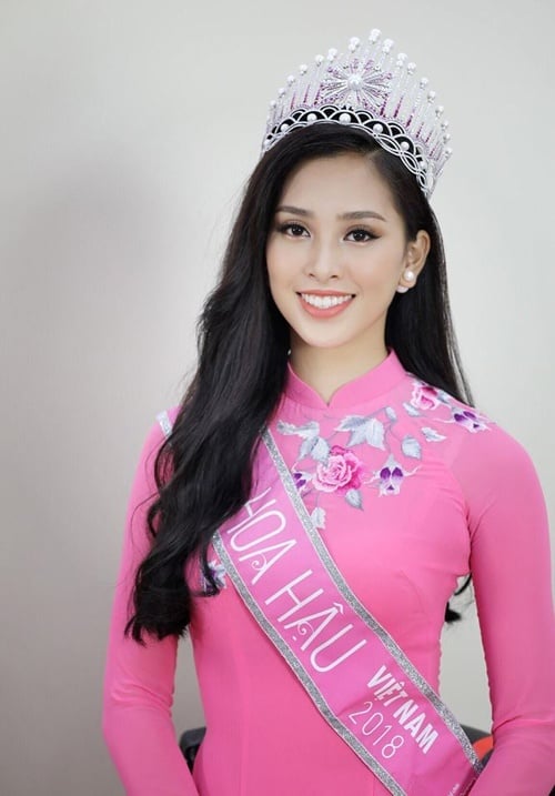 Để giúp nhan sắc được tỏa sáng ở Miss World, Tiểu Vy nên tích cực thay đổi kiểu tóc hơn nữa. Trong những lần tạo kiểu cầu kỳ hơn, cô được khen ngợi vì nhan sắc lên hương. Khi diện áo dài, Hoa hậu Việt Nam 2018 có thể để tóc vuốt lệch xoăn sóng dịu dàng...    