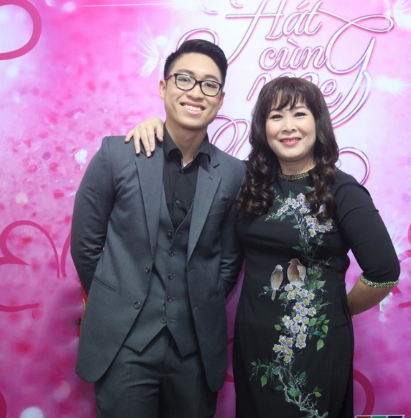 Mới đây, Khôi Nguyên và mẹ đã cùng nhau tham gia một cuộc thi hát và bước đầu để lại nhiều ấn tượng tốt đẹp với khán giả.    