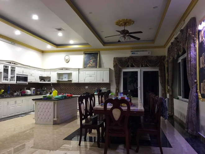Gian bếp vô cùng rộng rãi và có thiết kế hiện đại