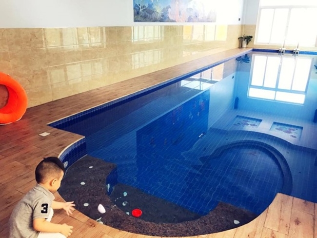 Bể bơi được thiết kế ngay trong nhà tạo cảm giác thoáng mát