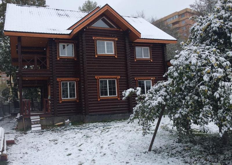 Mùa đông, tuyết phủ kín căn nhà trông nó càng như cổ tích.