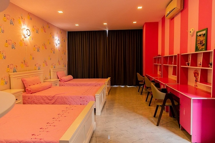 Căn phòng màu hồng cho 3 cô con gái
