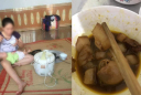 Trông con ốm không kịp ra ăn cơm cùng cả nhà, nàng dâu bật khóc khi nhìn thấy đồ ăn mẹ chồng để phần