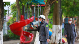 Người dân tụ tập ra hồ Xã Đàn, bất chấp lực lượng chức năng cầm loa khản giọng thuyết phục