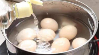 Bỏ trứng từ tủ lạnh ra đừng vội luộc ngay, thêm một bước nữa trứng sẽ ngon mềm, vỏ dễ bóc