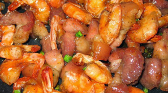 Rang tôm theo quy trình đảo ngược, đảm bảo bên trong đậm vị, vỏ ngoài giòn tan