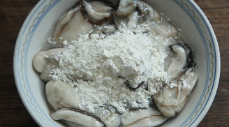 Rửa hàu đừng chỉ dùng nước lạnh thông thường, thêm một bước nữa đảm bảo sạch bong