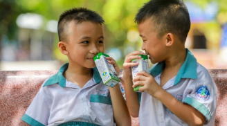 Vì sao các bé hào hứng với giờ uống sữa tại trường?