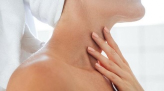 Vùng da cổ sạm màu hơn da mặt thì nên làm cách nào để cải thiện?