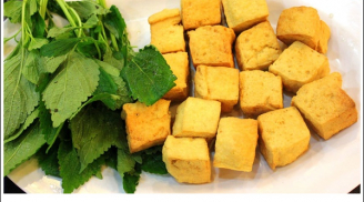 Rán đậu đừng vội đổ ngay vào chảo, cứ ngâm trong nước muối 5 phút là đậu giòn tan, ngon ngọt bất ngờ