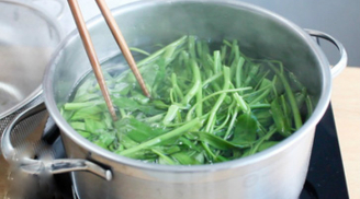 Luộc bất cứ loại rau nào cũng cần tránh điều đại kị này kẻo 'rửa trôi' hết dinh dưỡng