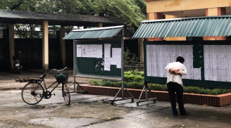 Xúc động cha già đạp xe đến trường coi điểm thi cho con, lom khom dùng điện thoại cũ nát chụp lại bảng điểm