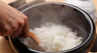 Nấu cơm muốn dẻo thơm đừng chỉ thêm nước, chớ quen cho 2 thứ này