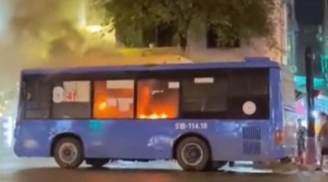 Xe buýt bốc cháy khi đang chạy trên đường