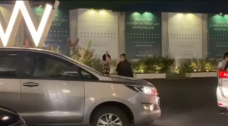 Xôn xao khoảnh khắc Trác Thuý Miêu ném phăng thiệp mời, bỏ về trong show thời trang Đỗ Mạnh Cường vì bức xúc?