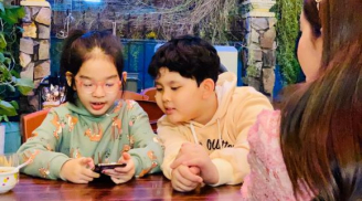 Hai con Xuân Lan và Trương Quỳnh Anh gây sốt với khoảnh khắc nắm tay tình tứ và ôm chặt nhau khi đi chơi