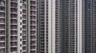 Bắt chước người Nhện, cậu bé cầm ô nhảy từ tầng 10 xuống đất