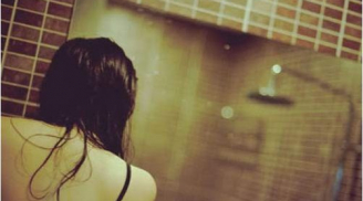 Theo dõi vợ tắm, tá hỏa phát hiện lý do vì sao cứ làm 'chuyện ấy' vợ lại bắt tôi bịt mắt