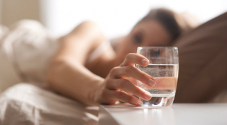 Bí mật động trời đằng sau cốc nước lạnh vợ uống mỗi tối trước khi đi ngủ