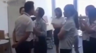 Sốc: Giám đốc quy định mỗi sáng nữ nhân viên xếp hàng hôn sếp để 'thắt chặt xóa tan khoảng cách'