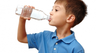 Mách mẹ bí kíp để trẻ không lười uống nước