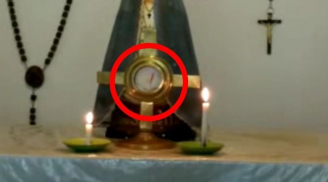 Bánh Thánh bất ngờ “nhỏ máu” trong lễ cầu nguyện tại nhà thờ Nam Mỹ
