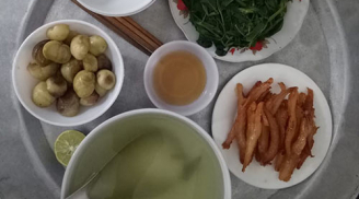 Mâm cơm 2 người sống giữa Hà Nội chỉ với giá 15 nghìn của cô vợ trẻ gây 'bão' cộng đồng mạng