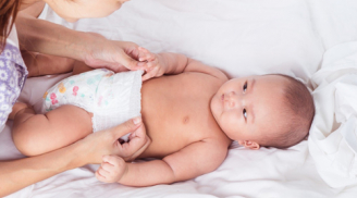 Sai lầm khi thay bỉm cho con mà mẹ nào cũng mắc phải khiến trẻ bị ảnh hưởng cột sống, viêm da