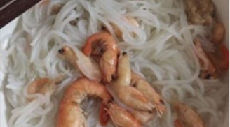 Chồng thèm ăn mì tôm, vợ nấu ngay bát bún tôm nguyên con khiến hội chị em bò lăn ra cười