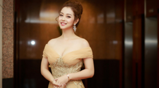 Dù đã 32 tuổi và là 'gái 3 con', Hoa hậu Jennifer Phạm vẫn hở hết cỡ khoe vòng 1 nóng bỏng cỡ này!