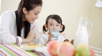 Cách cho ăn của cha mẹ khiến con kém thông minh lại còi cọc ăn mãi không lớn được