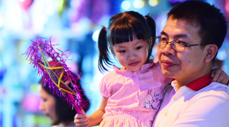 Biển người chen chân xếp hàng đón Trung thu sớm trên phố Hàng Mã