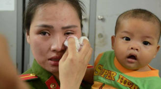 Giọt nước mắt bản năng của nữ Thiếu úy công an khi ôm bé trai bị bỏ rơi khiến triệu người xúc động.