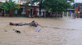NÓNG: Hai cán bộ biên phòng bị cuốn trôi cùng ô tô khi chống lũ