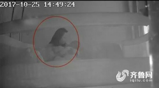 Thấy con có biểu hiện khác thường, mẹ chết lặng xem camera phát hiện bé thường xuyên bị bảo mẫu đánh đập