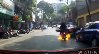 Clip: Xe máy đang đi trên đường bỗng dưng bốc cháy ngùn ngụt khiến 2 cô gái phải bỏ chạy