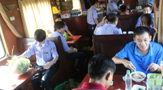 Đi tàu hoả 'chuẩn hàng không', bữa ăn miễn phí của hành khách có những gì?