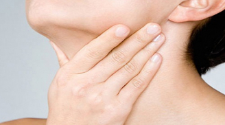 Khàn tiếng kiểu này tới bệnh viện ngay kẻo bị ung thư như người đàn ông này chỉ vì chủ quan