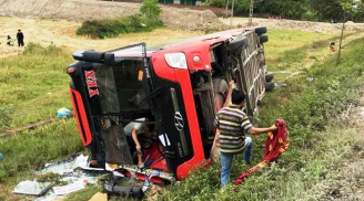 Xe khách lật xuống ruộng, 7 người bị thương, 2 người trong cùng một gia đình thiệt mạng