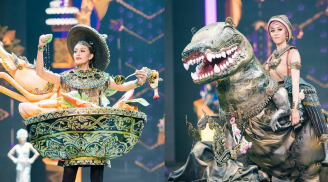 Thí sinh Hoa hậu Hòa bình Thái Lan cưỡi khủng long, bê bát lẩu tom yum vừa vắt chanh vừa diễn trên sân khấu.